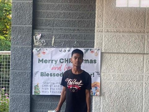 CMMF Noche Buena distribution — a family receiving Christmas aid